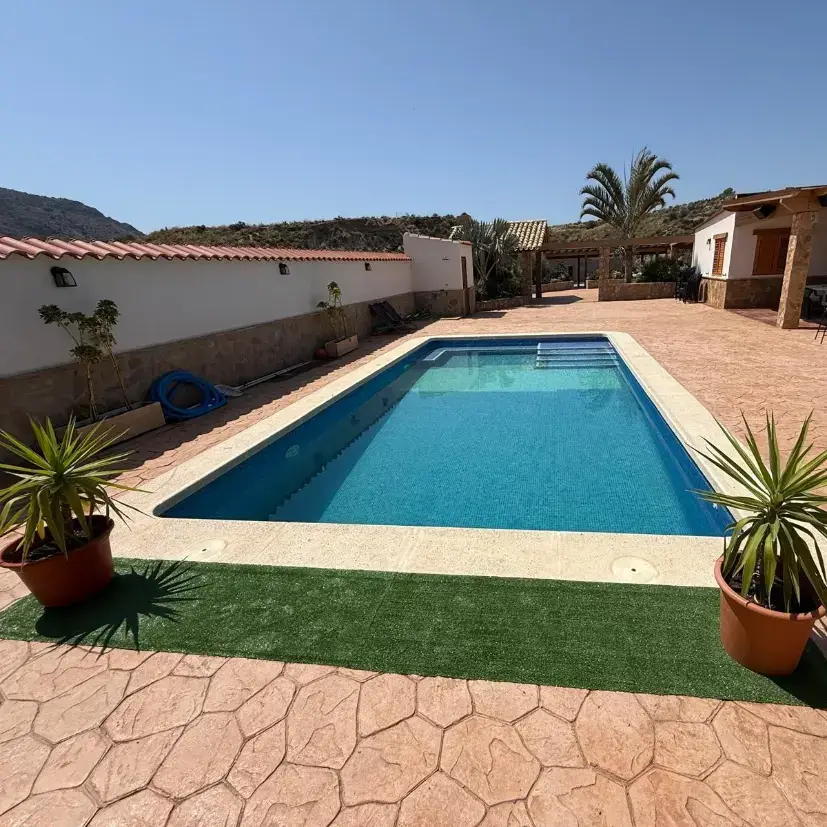 Vista lateral de la piscina