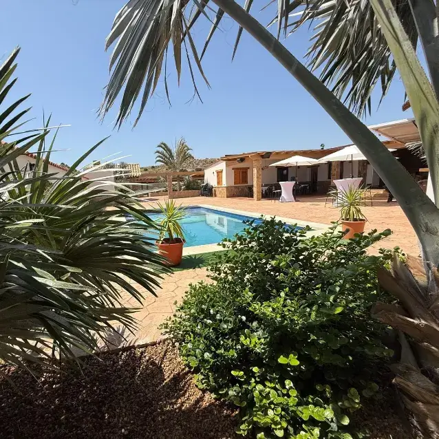 Piscina con vista al jardín