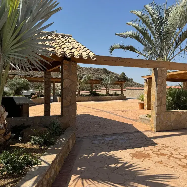 Vista desde patio interior hacia BBQ de invierno y parking