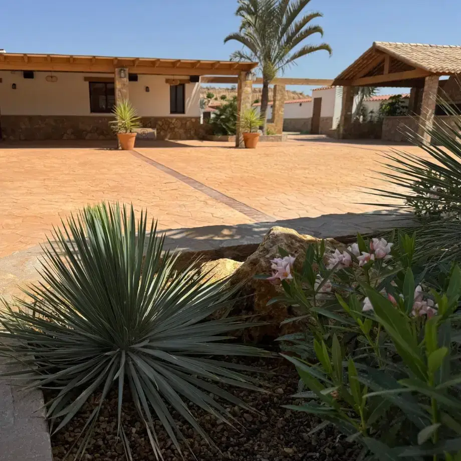 Vista de la entrada frontal al cortijo